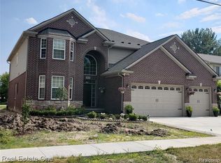 1640 Bur Oak Dr, Troy, MI 48085