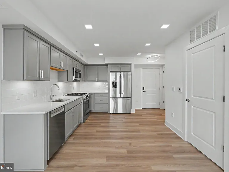 701 N Henry St #502 — Photo 30