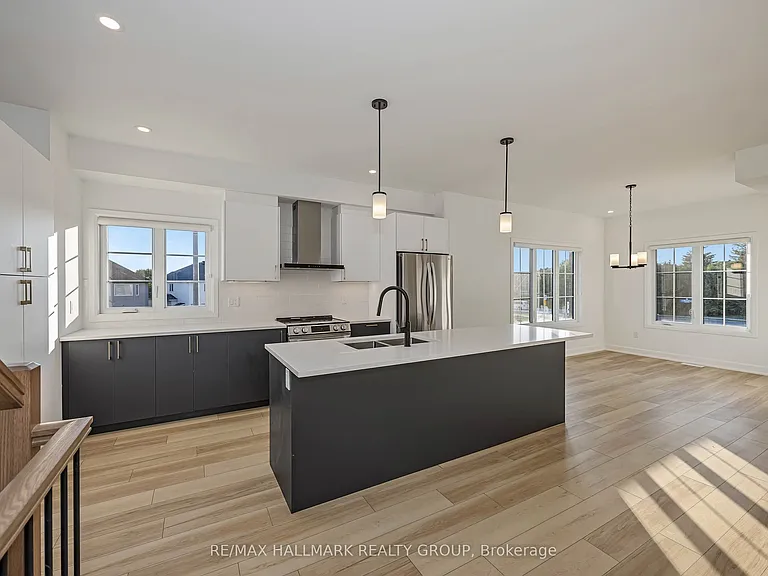 422 Rolling Meadow Cres — Photo 11