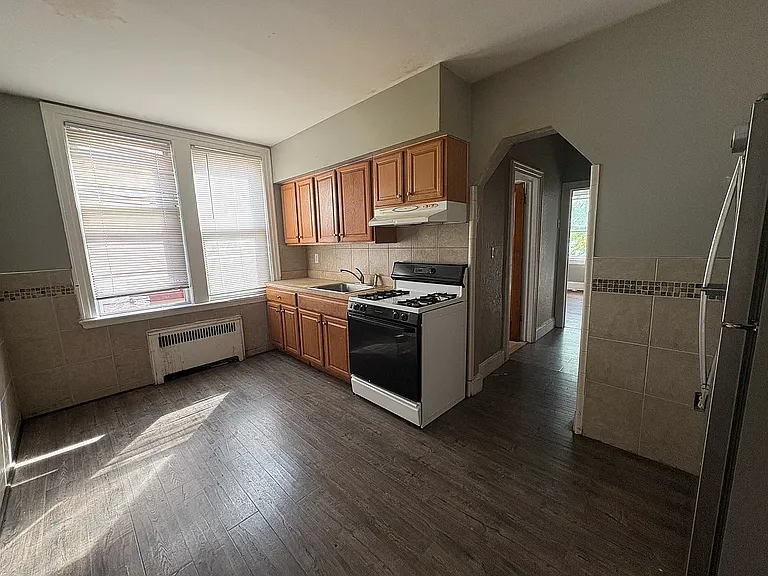 1588 Leslie St #2R — Photo 2