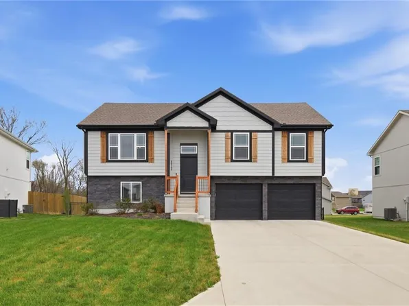 20705 Copper Creek Dr, Peculiar, MO 64078