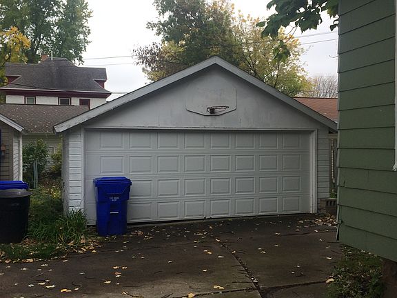Detached garage