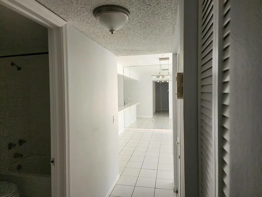 3 bed, 2.0 bath, 1024 sqft, $2,500 — Photo 4