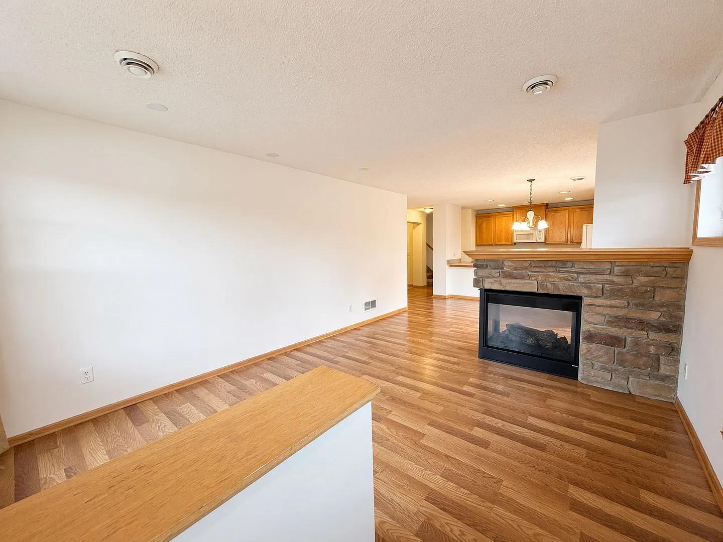 Well Maintained 3bed 2.5Bath End Unit Townhome w'Loft Space in Woodbury! — Photo 3