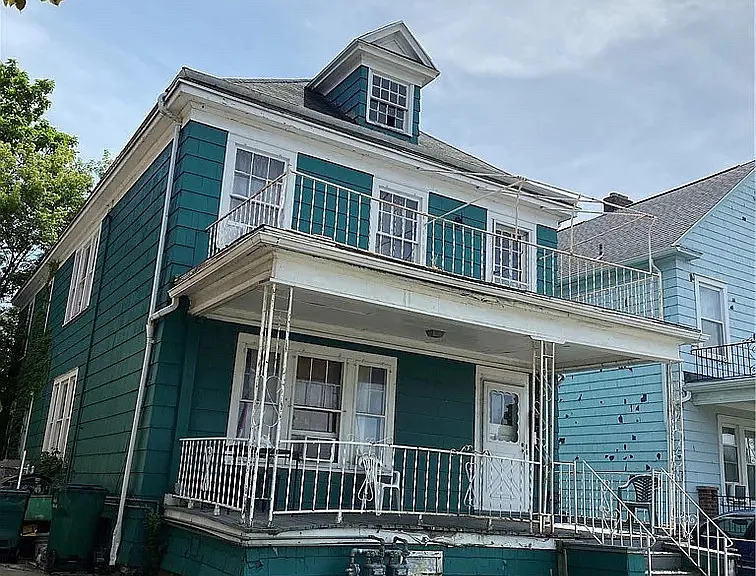 723 Woodlawn Ave — Photo 1