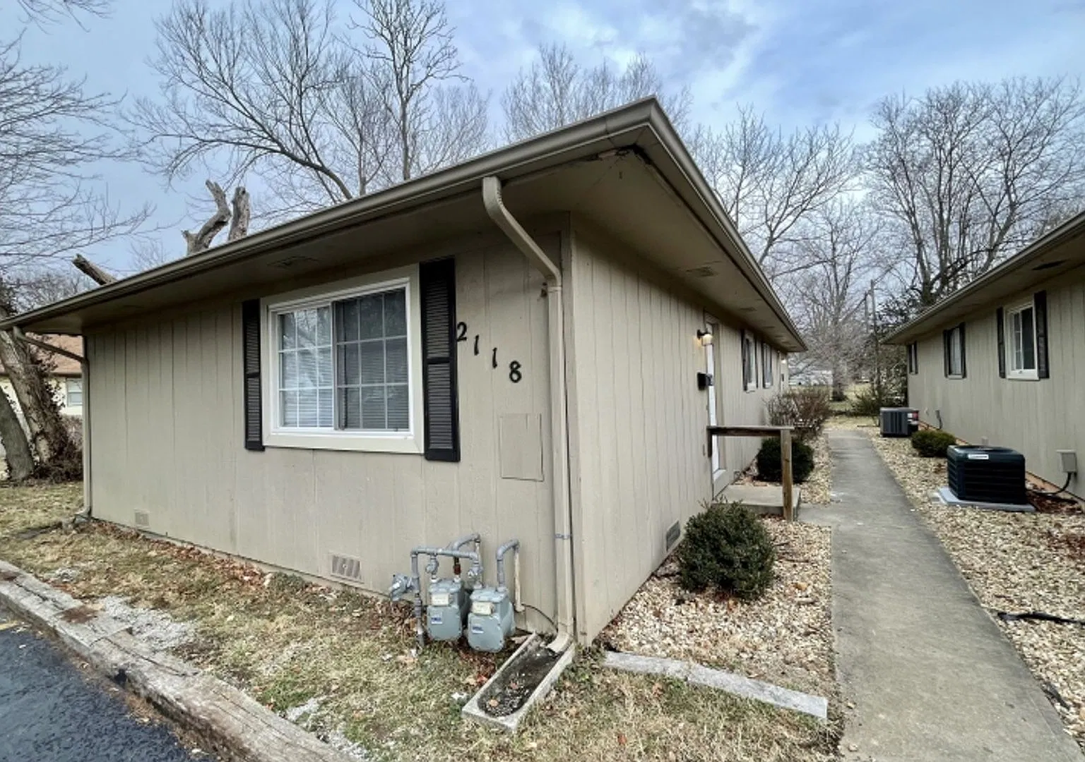 Large 2 bedroom 1 bathroom duplex — Photo 1