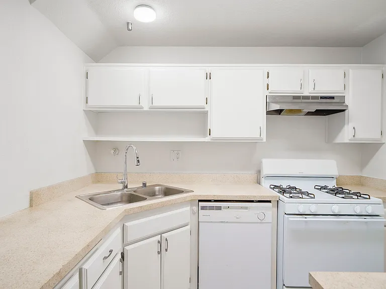 220 W Truslow Ave — Photo 19