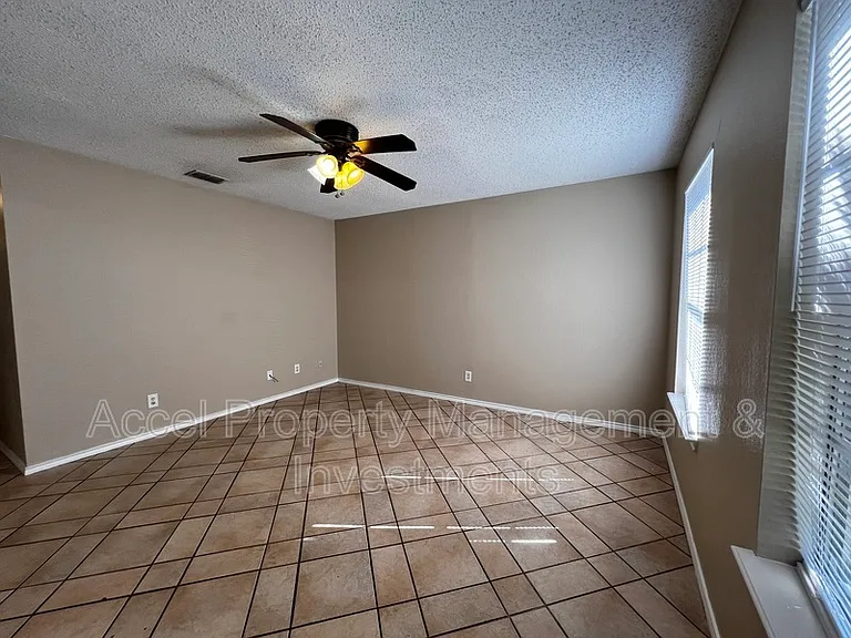 3808 Bluebird Ave — Photo 2