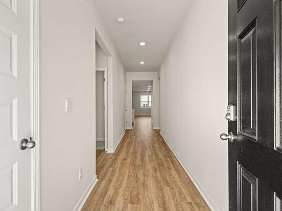 4th image of 306 Friendship Oak Way