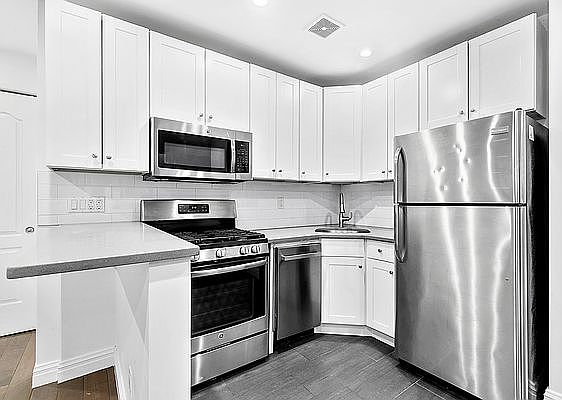 4th image of 8 E 74th St #B