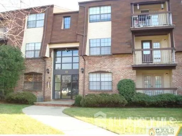 1306 Green Hollow Dr, Iselin, NJ 08830