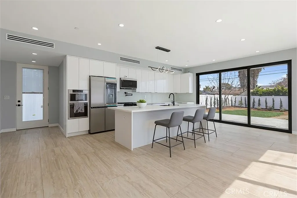 5 bed, 6.0 bath, 3010 sqft, $6,750 — Photo 3