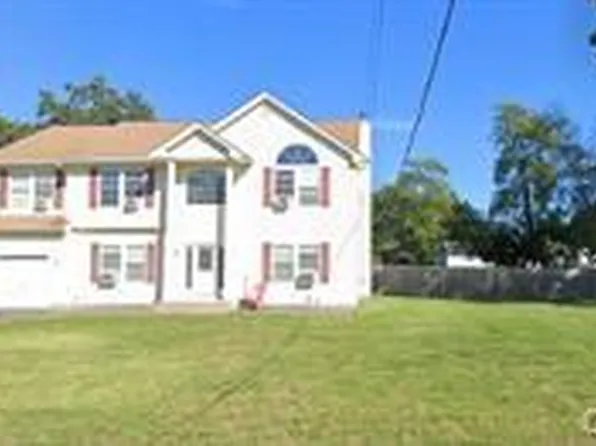 141 N 28 Street N, Wheatley Heights, NY 11798