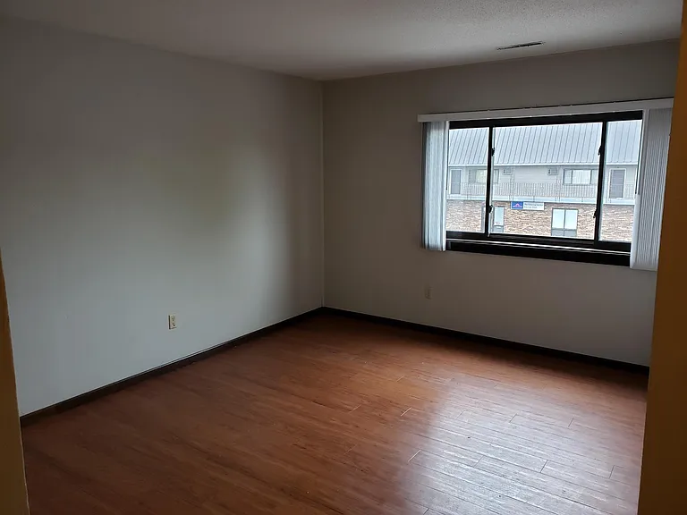 Lots of light & lots of room for living & VERY fast internet.