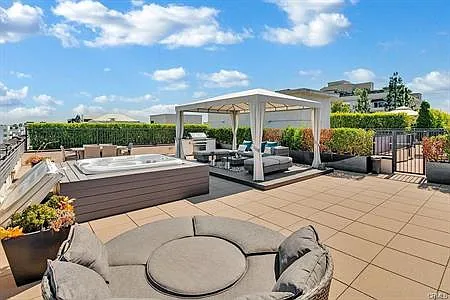 2 bed, 2020 sqft, $10,900 — Photo 3