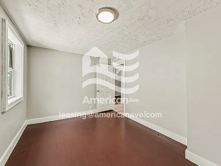 1067930_008_main_bedroom_8.jpg