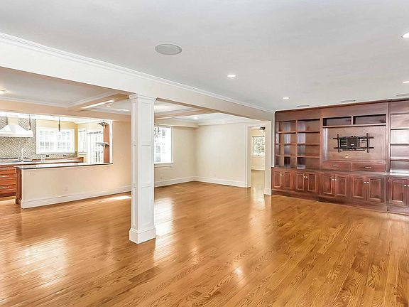 2nd image of 4 Alden Ln
