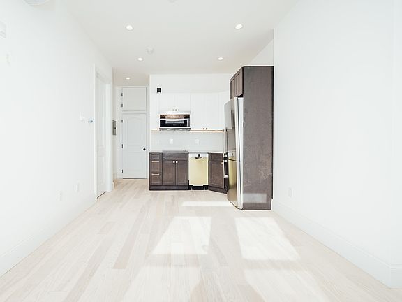 3rd image of 253 Jefferson Ave APT 2F