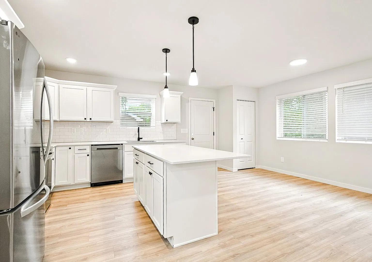 1 Month FREE Rent! Applied to Your First Full Month. Terms & Conditions Apply. — Photo 4