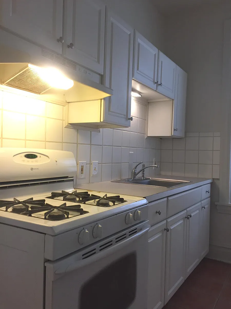 Building Photo - 809 N Van Buren St #1A