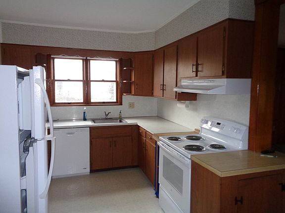 3rd image of 221 Linden Ave