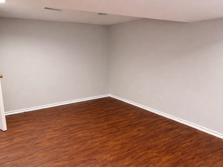 317 Queen St S #3 — Photo 5