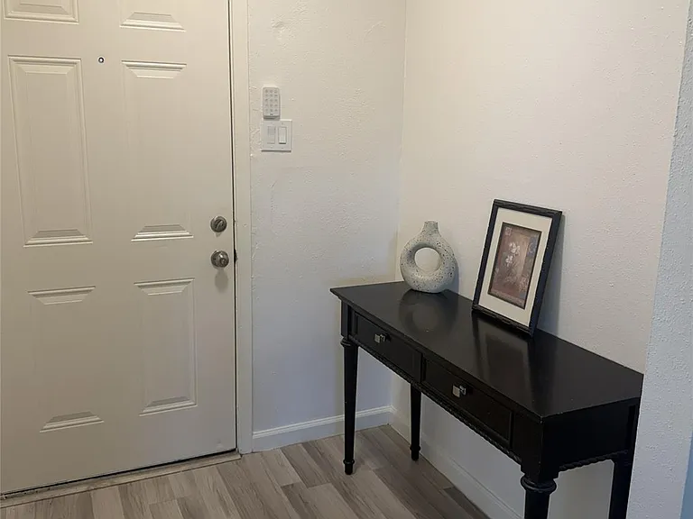 1211 Twining Oaks Ln N — Photo 2
