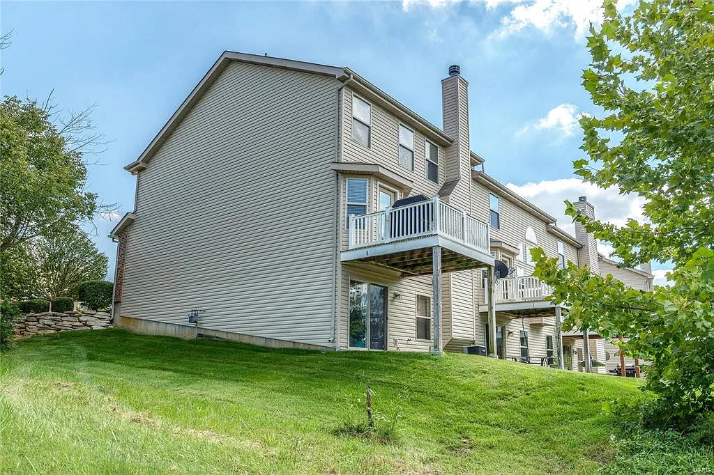 102 Distinction Dr — Photo 1