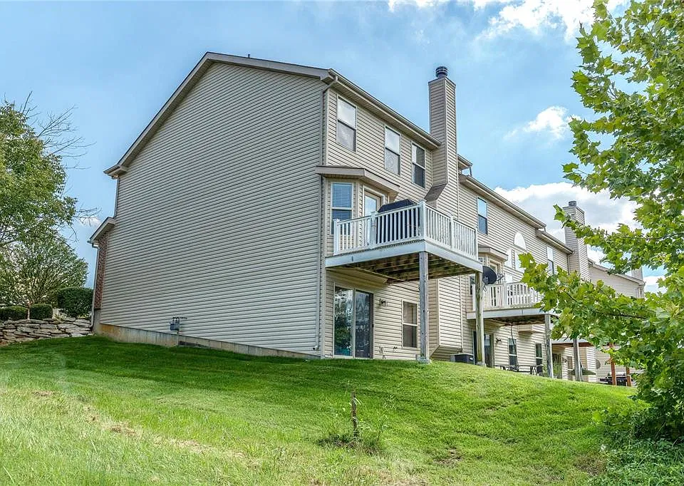 102 Distinction Dr