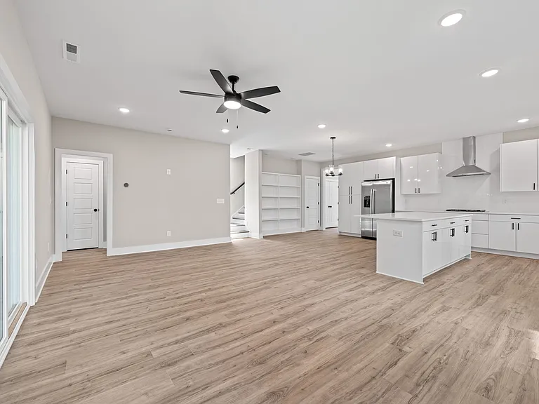 215 Summer Breeze Dr — Photo 16