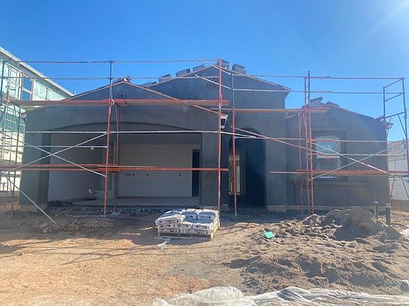 Stucco finish going up on home