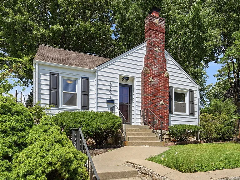 2208 W 48th St — Photo 14