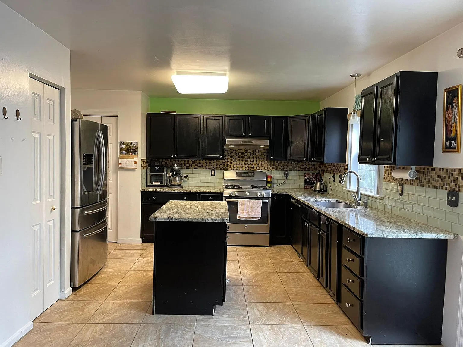 4 bed, 3.5 bath, 2400 sqft, $3,000 — Photo 2