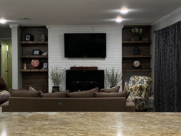 4th image of 1800 6th St