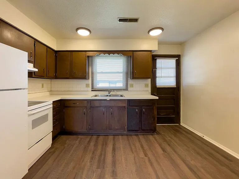 Hollyglen Apartments - Your Next Home in the Heart of Yorktown Schools — Photo 29