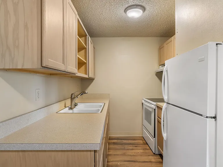 Dolphin Apartments: Leasing Specials! Great location in Kennewick — Photo 18