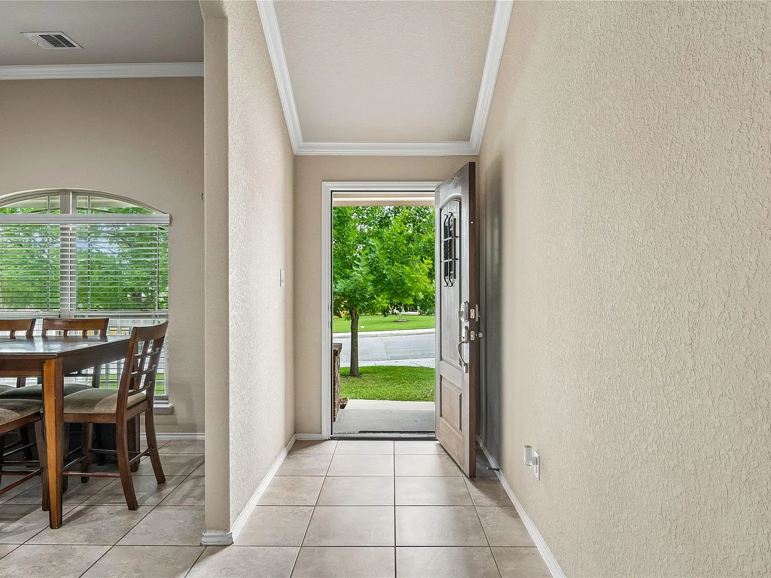 3 bed, 2.0 bath, 1552 sqft, $1,800 — Photo 4