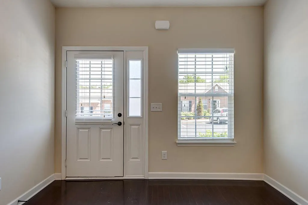 2 bed, 1036 sqft, $2,100 — Photo 2