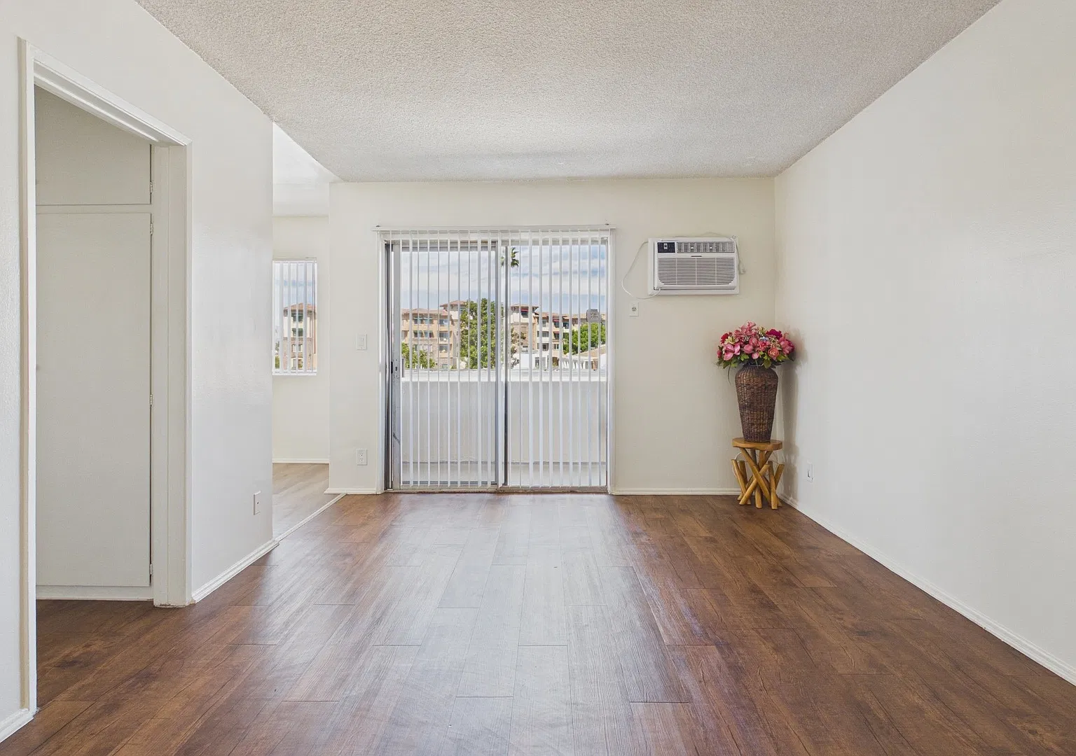 Sepulveda Manhattan Apartments — Photo 4