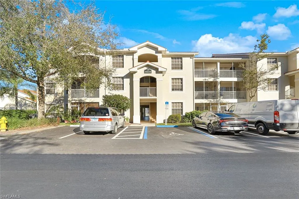 3 bed, 2.0 bath, 1196 sqft, $4,000 — Photo 2