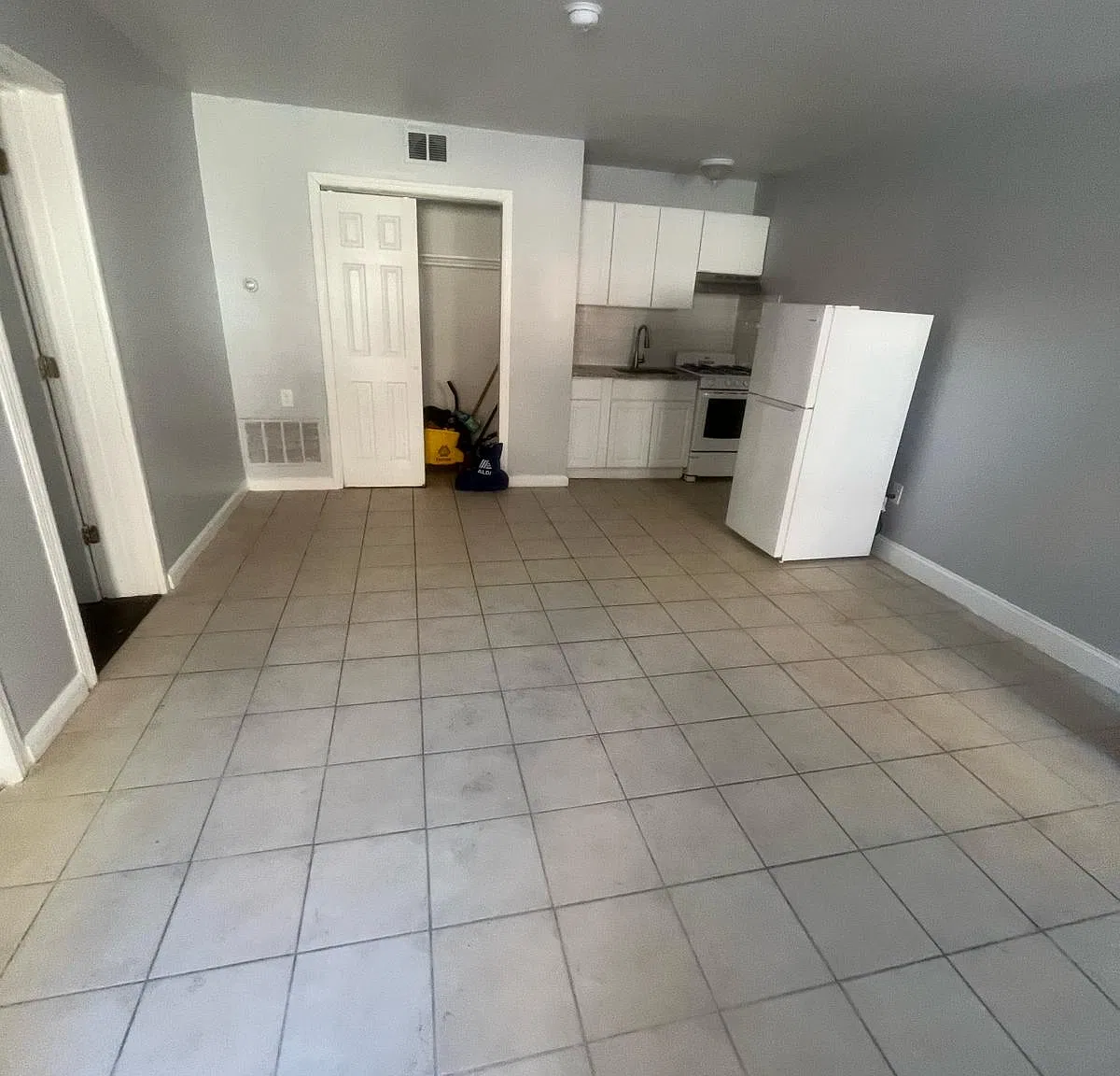 140 N Walnut St — Photo 3