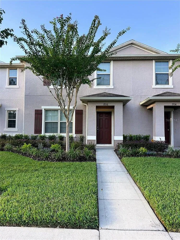 3 bed, 2.5 bath, 1672 sqft, $2,249 — Photo 1