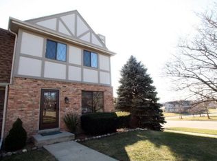 330 Willow Grove Dr, Pewaukee, WI 53072