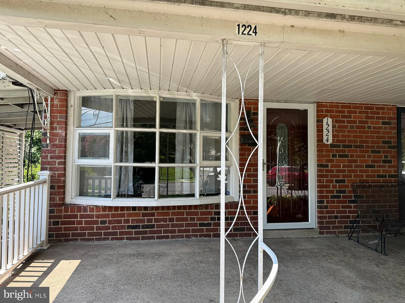 3 bed, 1.0 bath, 1216 sqft, $2,400 — Photo 2