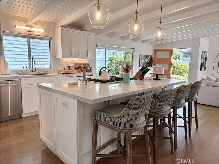 234 La Brea St — Photo 23