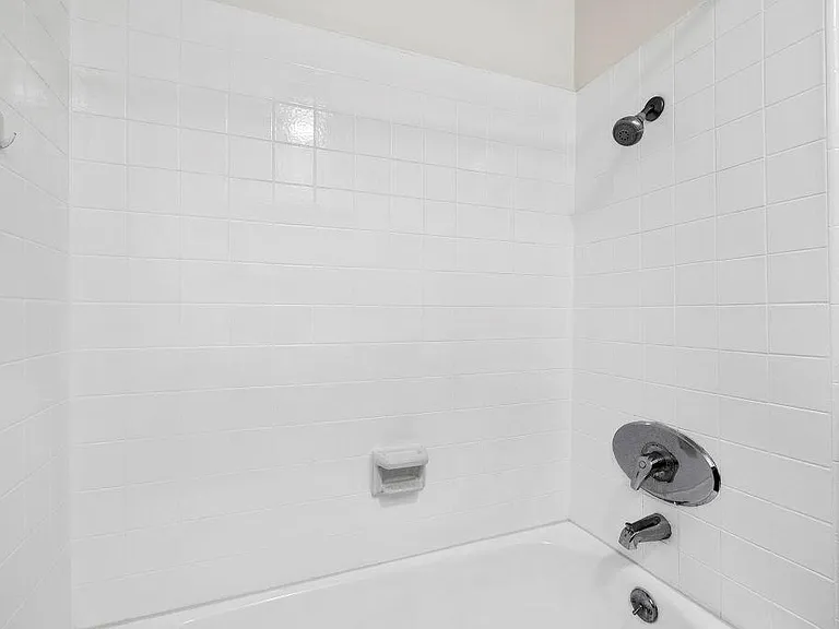 Riverside Villa Apartments — Photo 42