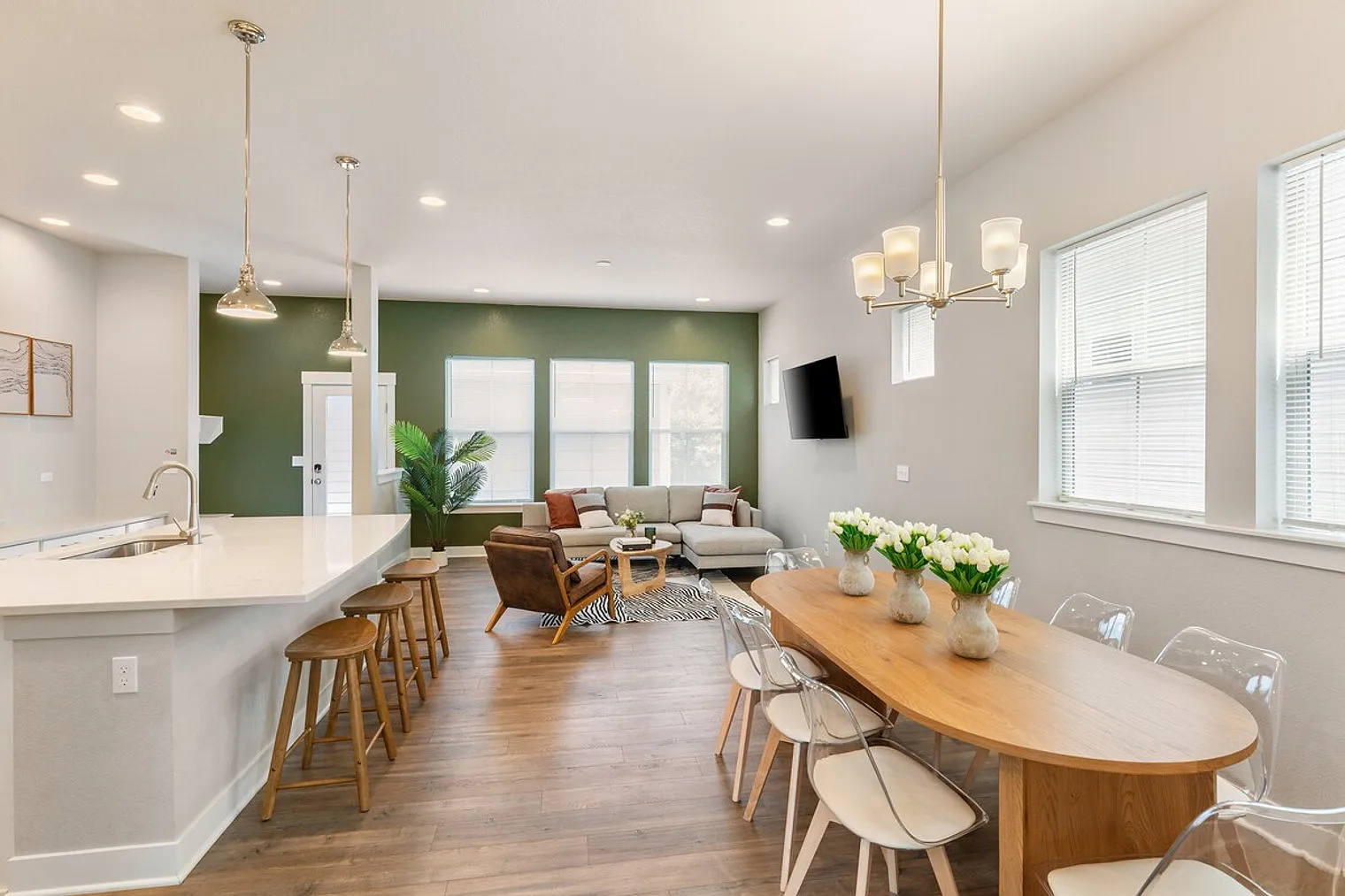 3 bed, 3.5 bath, $8,020 — Photo 3