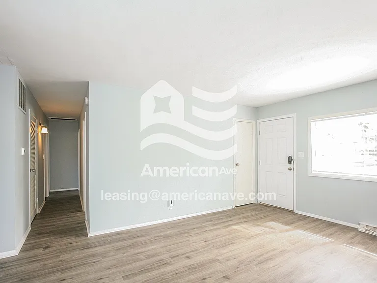 877911_003_living_room_12742491.jpg