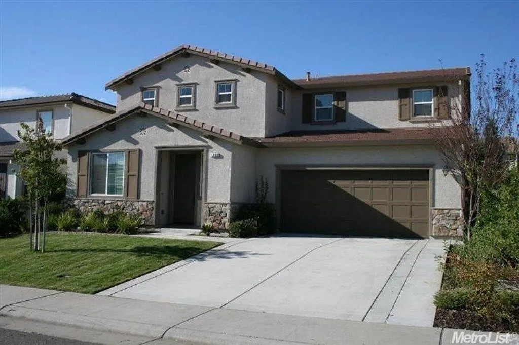 4 bed, 2500 sqft, $3,100 — Photo 1