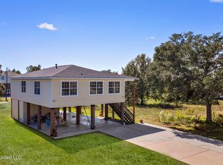 211 Bayview St, Pass Christian, MS 39571